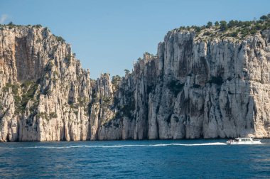 Kireçtaşı kayalıkları ve Cassis yakınlarındaki mavi deniz Provence, Fransa 'daki Calanques Ulusal Parkı' na tekne gezisi.