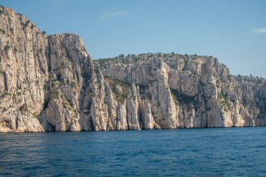 Kireçtaşı kayalıkları ve Cassis yakınlarındaki mavi deniz Provence, Fransa 'daki Calanques Ulusal Parkı' na tekne gezisi.