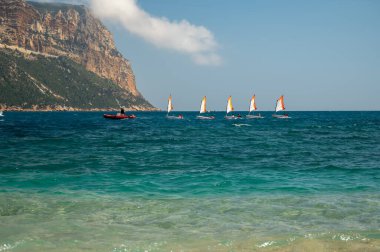 Kayalıkların panoramik manzarası, Plage du Bestouan sahilinde açık deniz suyu Cassis, Provence, Fransa