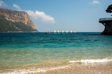 Kayalıkların panoramik manzarası, Plage du Bestouan sahilinde açık deniz suyu Cassis, Provence, Fransa