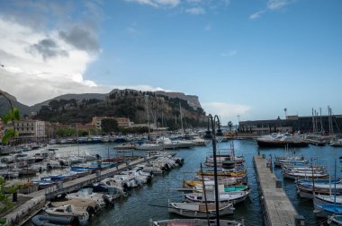 Fransa 'nın güneyinde nisan ayında güneşli bir gün, Cassis, Provence, Fransa' da tekne ve renkli binalarla eski balıkçıların limanına bakıyor.