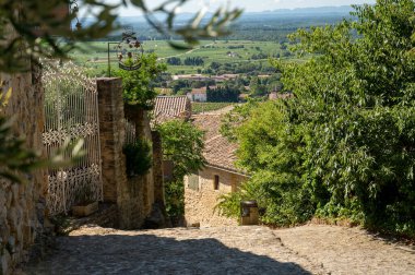 Güneşli bir günde ortaçağ binaları, tatil beldeleri, Fransa 'nın Provence kentindeki Chateauneuf-du-pape köyünde ünlü şaraplar.