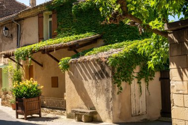 Güneşli bir günde ortaçağ binaları, tatil beldeleri, Fransa 'nın Provence kentindeki Chateauneuf-du-pape köyünde ünlü şaraplar.