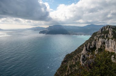 La Ciotat 'tan Cassis' e giden turistik rota D141, mavi deniz manzaralı, kireçtaşı uçurumları ve yeşil çam ormanı, Fransa 'nın Provence kentinde tatil