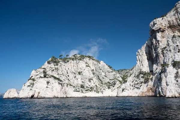 Kireçtaşı kayalıkları ve Cassis yakınlarındaki mavi deniz Provence, Fransa 'daki Calanques Ulusal Parkı' na tekne gezisi.