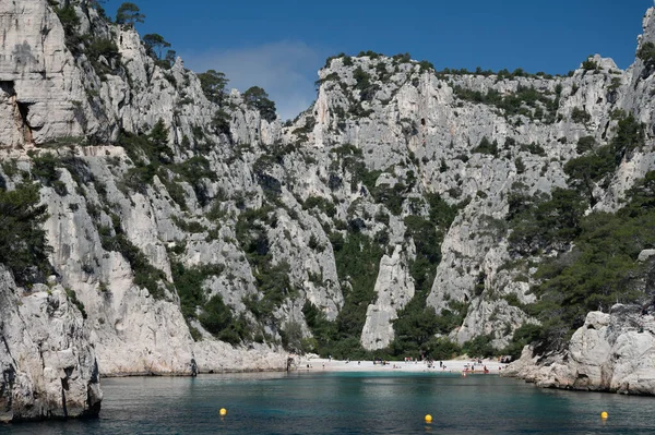 Cassis yakınlarında beyaz kumlu plajlı Calanque d 'En-vau manzarası, Fransa' nın Provence kentindeki Calanques ulusal parkına tekne gezisi