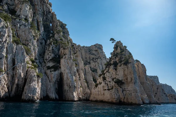 Kireçtaşı kayalıkları ve Cassis yakınlarındaki mavi deniz Provence, Fransa 'daki Calanques Ulusal Parkı' na tekne gezisi.