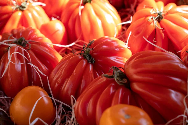 法国普罗旺斯卡西市的普罗旺斯市场上 各种色彩艳丽的法国成熟美味西红柿正在关门 — 图库照片