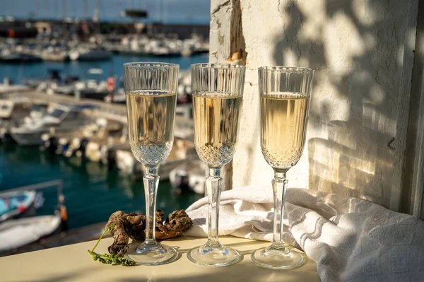 在法国普罗旺斯卡西斯的老港口 三杯法国香槟酒在五彩缤纷的渔船上闪耀 在普罗旺斯参加夏季派对 — 图库照片