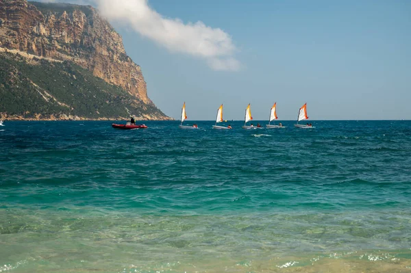 Kayalıkların panoramik manzarası, Plage du Bestouan sahilinde açık deniz suyu Cassis, Provence, Fransa