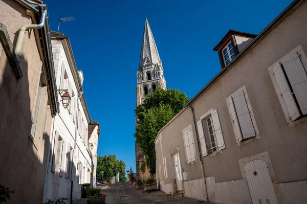 Auxerre 'in eski caddeleri ve evleri, Yonne Nehri' nin ortaçağ şehri, Burgundy 'nin kuzeyi, Fransa