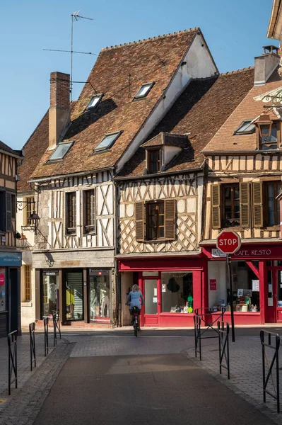 Auxerre 'in eski caddeleri ve evleri, Yonne Nehri' nin ortaçağ şehri, Burgundy 'nin kuzeyi, Fransa