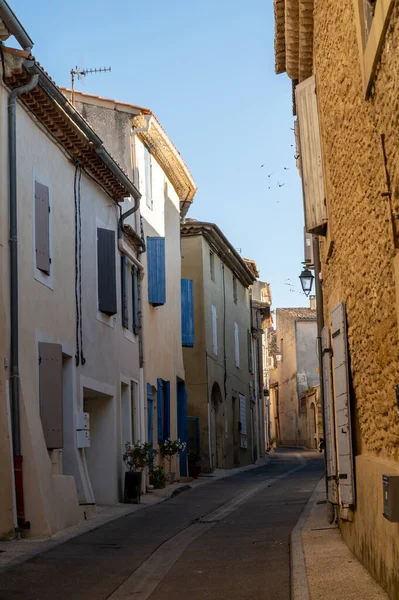 Güneşli bir günde ortaçağ binaları, tatil beldeleri, Fransa 'nın Provence kentindeki Chateauneuf-du-pape köyünde ünlü şaraplar.