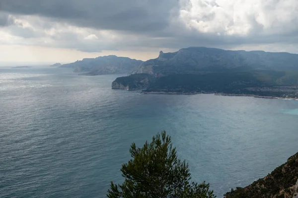 La Ciotat 'tan Cassis' e giden turistik rota D141, mavi deniz manzaralı, kireçtaşı uçurumları ve yeşil çam ormanı, Fransa 'nın Provence kentinde tatil