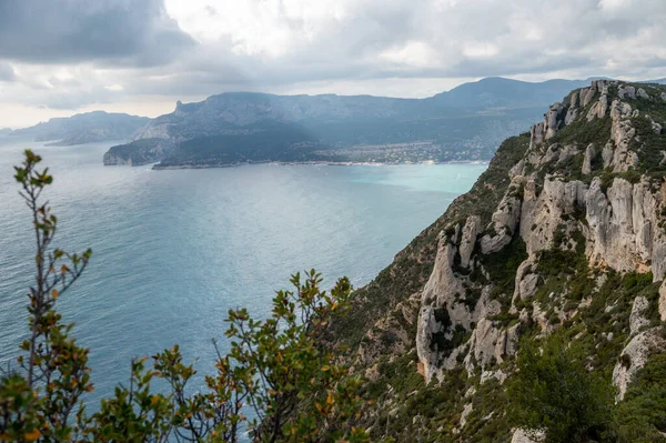 La Ciotat 'tan Cassis' e giden turistik rota D141, mavi deniz manzaralı, kireçtaşı uçurumları ve yeşil çam ormanı, Fransa 'nın Provence kentinde tatil