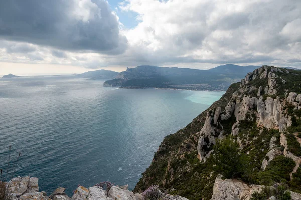 La Ciotat 'tan Cassis' e giden turistik rota D141, mavi deniz manzaralı, kireçtaşı uçurumları ve yeşil çam ormanı, Fransa 'nın Provence kentinde tatil