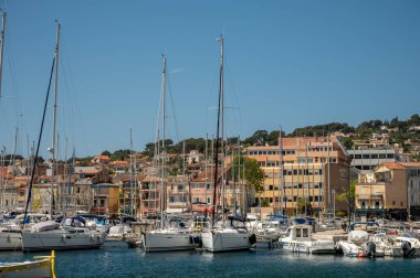 Güney Fransa 'da güneşli bir gün, antik Provencal kıyı kasabasında yürüyor La Ciotat, Provence, Fransa, yaz tatili