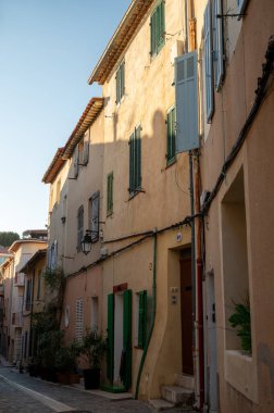 Güney Fransa 'da güneşli bir gün, eski Provencal kıyı kasabası Cassis' te yürüyor, dar sokaklar ve renkli binalar, Provence, Fransa ilkbaharda