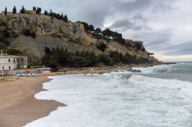Kumsalda, denizde, kayalıklarda, evlerde, caddelerde ve Cassis, Provence, Fransa 'da deniz feneri olan eski balıkçıların limanında panoramik manzara