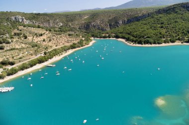 Mavi Göl 'ün havadan görünüşü Sainte-Croix-du-Verdon, kayalıklar, ormanlar ve köyler, Fransa' daki turistler