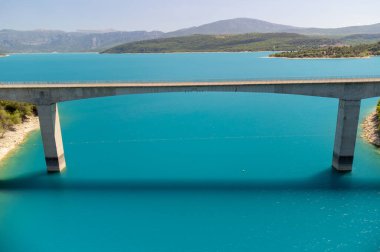 Mavi Göl 'ün havadan görünüşü Sainte-Croix-du-Verdon, köprü, orman, uçurumlar, Fransa' da turist durağı