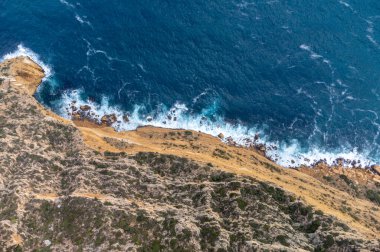 La Ciotat 'tan Cassis' e turistik rota D141, mavi deniz panoramik hava manzarası, kireçtaşı uçurumları ve yeşil çam ormanı, Fransa Provence 'de tatil