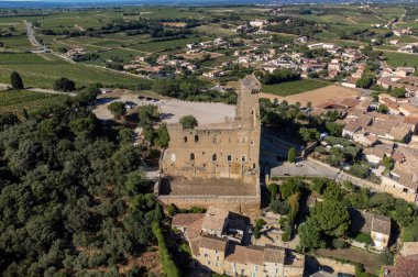 Güneşli bir günde ortaçağ binaları ve üzüm bağları, tatil beldeleri, Fransa 'nın Provence kentindeki Chateauneuf-du-pape köyünde ünlü şaraplar.
