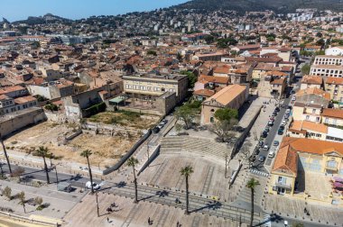 Büyük yelkenli limanı ve yat tersanesi olan tarihi Provencal şehri La Ciotat 'ın panoramik hava manzarası, Fransa' nın Provence kentinde yaz tatili