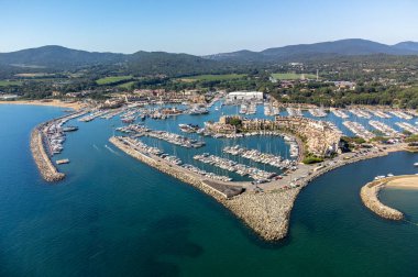 Saint-Tropez Körfezi 'nin mavi suları, yelkenliler, Port Grimaud ve Cogolin' in evleri, Fransa 'nın Provence kentinde yaz tatili