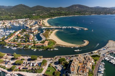 Saint-Tropez Körfezi 'nin mavi suları, yelkenliler, Port Grimaud ve Cogolin' in evleri, Fransa 'nın Provence kentinde yaz tatili