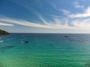 Saint-Tropez yakınlarındaki efsanevi Pampelonne plajı ve mavi deniz manzarası Fransız Rivierası 'nın beyaz kumlu sahillerinde yaz tatili.