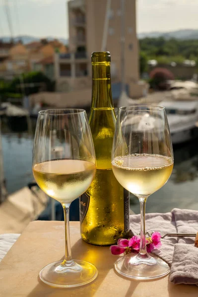 프랑스 프로방스 휴가를 보내고 프랑스 리비에라 항구에서 백포도주를 마시는 — 스톡 사진
