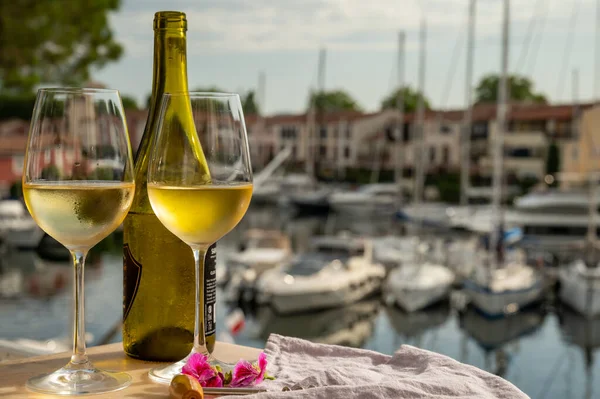 Port Grimaud 'un yat limanında manzaralı soğuk beyaz şarap içmek, Fransa' nın Provence şehrinde Fransız Rivierası 'nda yaz tatili