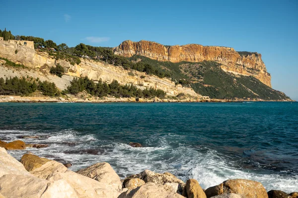 Provencal Cassis sahilinden manzara, Fransa 'nın Provence kentindeki Calanques Ulusal Parkı' na tekne gezisi