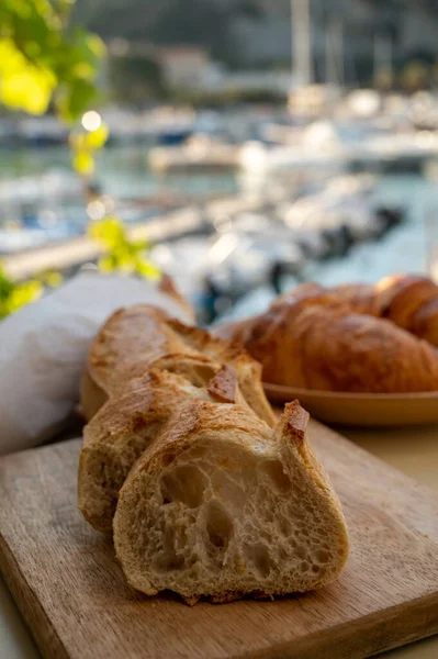전통적으로 크로와 바게트 식사를 프랑스 프로방스 항구에 어부의 바라본다 — 스톡 사진