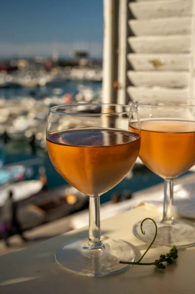 Cold Rose Provencal Wine Glasses Served Sunlights Outdoor Terrace View — ストック写真