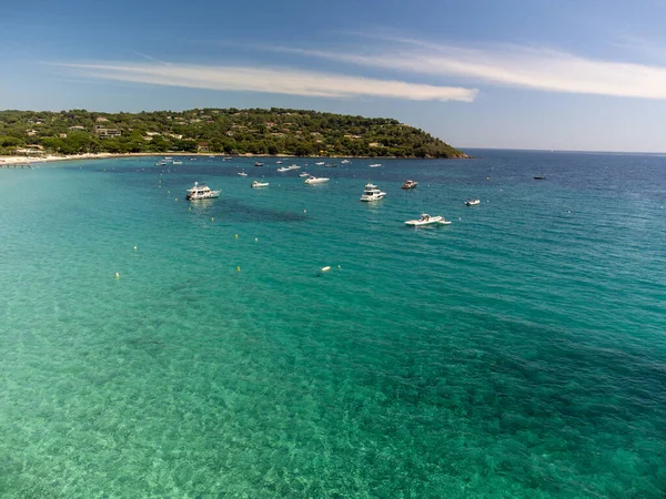 Saint-Tropez yakınlarındaki efsanevi Pampelonne plajı ve mavi deniz manzarası Fransız Rivierası 'nın beyaz kumlu sahillerinde yaz tatili.