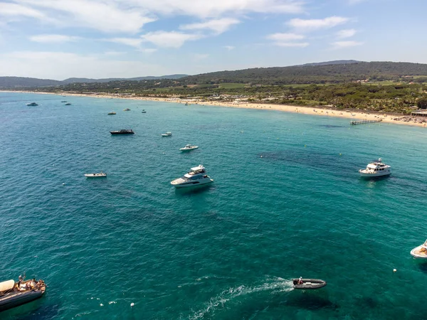 Saint-Tropez yakınlarındaki efsanevi Pampelonne plajı ve mavi deniz manzarası Fransız Rivierası 'nın beyaz kumlu sahillerinde yaz tatili.
