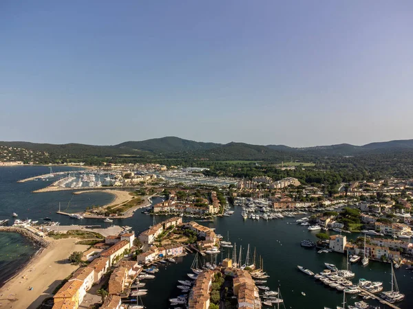 Saint-Tropez Körfezi 'nin mavi suları, yelkenliler, Port Grimaud ve Cogolin' in evleri, Fransa 'nın Provence kentinde yaz tatili