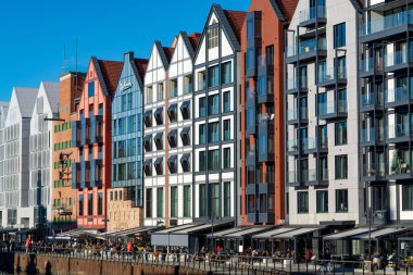 Polonya 'nın Gdansk şehrinin eski orta kesiminde güneşli bir günde renkli cepheler ve binalar