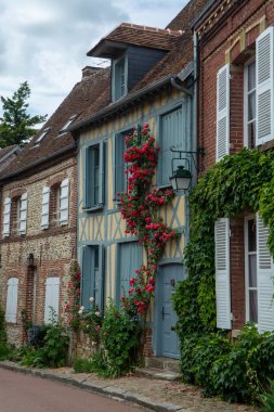 Turizm beldesi, en güzel Fransız köylerinden biri, Gerberoy - küçük tarihi köy, yarı keresteli evler ve renkli güller, Fransa