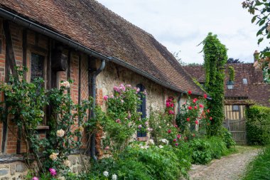 Turizm beldesi, en güzel Fransız köylerinden biri, Gerberoy - küçük tarihi köy, yarı keresteli evler ve renkli güller, Fransa