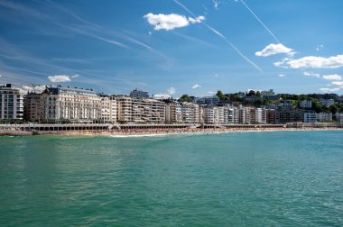 San Sebastian ya da Donostia 'daki La Concha beyaz kumlu plajı, İspanya' nın kuzeyindeki Bask Ülkesi 'nde turistik bir yer.