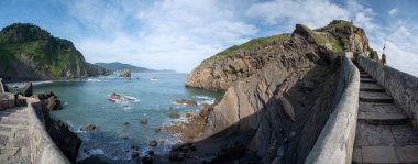 İspanya 'nın kuzeyinde San Juan de Gaztelugatxe şapeli ile ünlü kent simgesine ve film mekanına giden taştan patikada yürüyor.