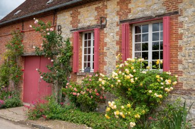 Turizm beldesi, en güzel Fransız köylerinden biri, Gerberoy - küçük tarihi köy, yarı keresteli evler ve renkli güller, Fransa