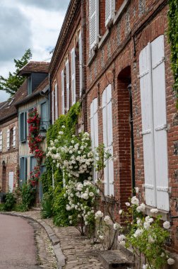 Turizm beldesi, en güzel Fransız köylerinden biri, Gerberoy - küçük tarihi köy, yarı keresteli evler ve renkli güller, Fransa