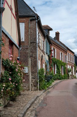 Turizm beldesi, en güzel Fransız köylerinden biri, Gerberoy - küçük tarihi köy, yarı keresteli evler ve renkli güller, Fransa