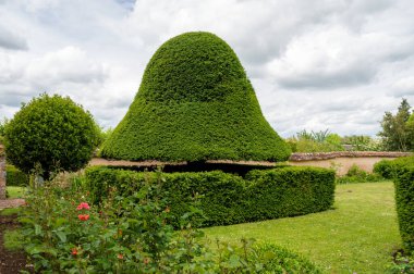 Turizm beldesi, en güzel Fransız köylerinden biri, Gerberoy - küçük tarihi köy, yarı keresteli evler ve renkli güller, Fransa