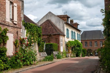 Turizm beldesi, en güzel Fransız köylerinden biri, Gerberoy - küçük tarihi köy, yarı keresteli evler ve renkli güller, Fransa
