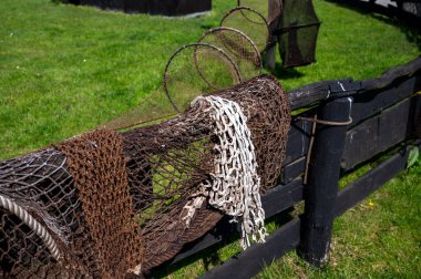 Hayat eski balıkçıların köyüdür. Açık havada balıkçı ağları kurur.